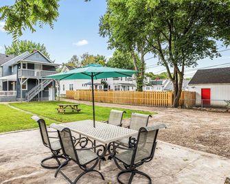 New! Luxury 1BR Flat near Downtown Mount Clemens - Mount Clemens - Patio