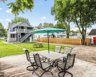 New! Luxury 1BR Flat near Downtown Mount Clemens - Mount Clemens - Patio