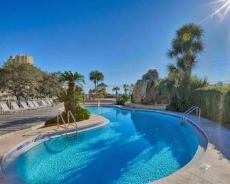Front Beach Oasis-perfect Family condo, seconds from the sand & 3 amazing pools! - Laguna Beach - Piscina
