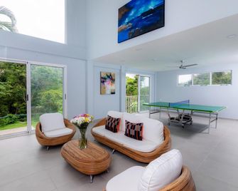 34 Guests Must Check This Truly Luxury Villa - Quepos - Sala de estar