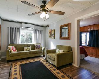 Downtown House- In Historic Branson - Awesome Location!! Discounted Rates!! - Branson - Living room
