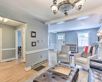 Historic Townhome in Downtown Shepherdstown! - Shepherdstown - Living room