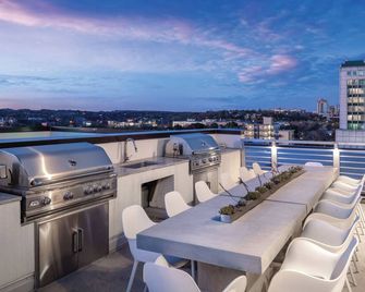 Walk to 6th St! Wyndham 2 Bedroom Presidential ~ Sleeps 6 w/Rooftop Pool! - أوستن - شرفة