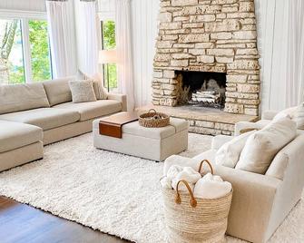 Modern Lake House with Hot Tub, Gym, & More! - Oconomowoc - Huiskamer