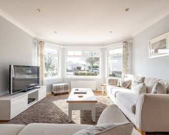 Dragonfly - HOT TUB luxury two bedroom cottage - Anstruther - Living room