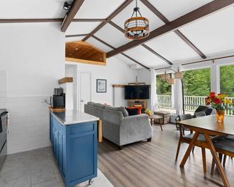 The Brewster Riverfront w/deck, close to exploring - Jeffersonville - Wohnzimmer
