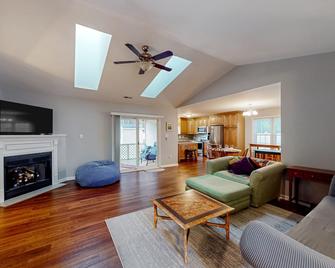 Dog-friendly home near downtown with fenced yard, patio, & fireplace - Swansboro - Living room