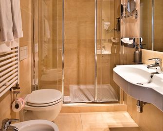 Th Assisi - Hotel Cenacolo - Asís - Baño