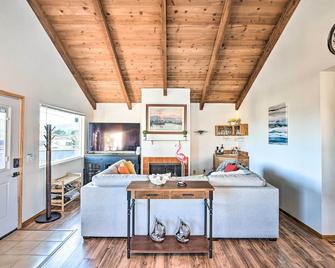 Breezy and Central Monterey Apt with Bay View! - Monterrey - Sala de estar