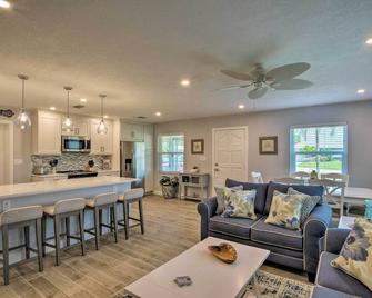 Tasteful Home with Patio and Grill Less Than 2 Mi to Beach! - Naples - Wohnzimmer