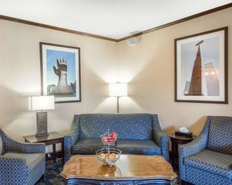 Quality Inn Tulsa-Downtown West - Tulsa - Sala de estar