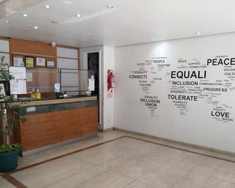 Suipacha Inn - Buenos Aires - Front desk