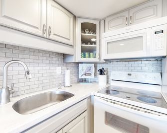 1st-floor oceanfront condo close to beach with private balcony, vibrant interior - Ocean City - Küche