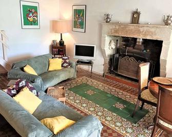 Spacious cottage with terrace - Saint-Jean-de-Sauves - Sala de estar