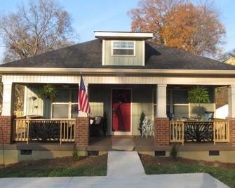 Kathy's Kottage. New Bungalow on the side of Missionary Ridge - East Ridge - Building