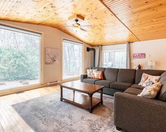 Beautiful 3 bedroom, 1 bath cottage in the heart of Port Franks, Ontario. - Lambton Shores - Living room