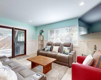 Relaxing coastal home with outdoor gathering area, arcade game - close to water - Fulton
