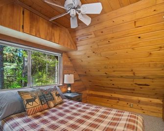 Rainier's Iconic Cabin with Forest Views & Hot Tub - Ashford - Slaapkamer