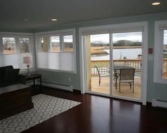 Shea's Riverside Inn & Motel - Essex - Wohnzimmer