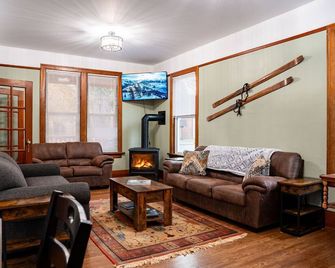 Downtown Home w/ Hot Tub and Bike Storage - Revelstoke - Living room