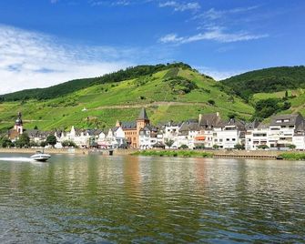 Holiday apartment Brunnenplatz in our guesthouse in old town of Zell (Moselle) - Zell