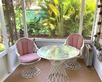 Private getaway on Pine Island. Full kitchen, lanai, deck. Beautiful yard. - Bokeelia - Restaurant