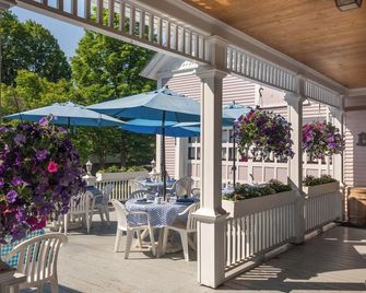 Old Stagecoach Inn - Waterbury - Patio