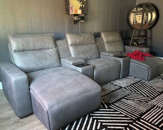 3-bedroom house in terrific Detroit near the Avenue of Fashion - Detroit - Sala de estar