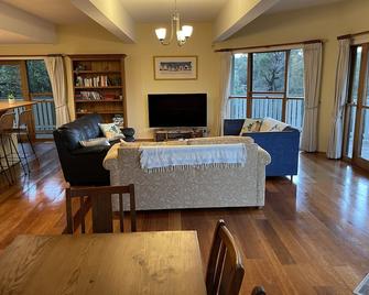 3/4 acre Beach House, Walk to beach on boardwalk, Family groups & pets welcome - Mount Martha - Living room