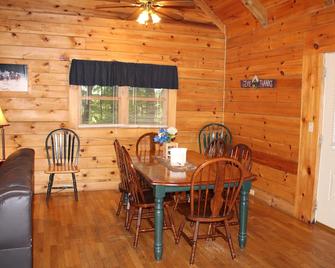Jackson Cabin is a beautiful 3-bedroom, 2-story log cabin! - Hico - Comedor