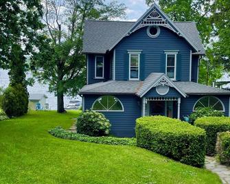 One of a Kind Lakeside House on Silver Lake!\n5 bedroom, 1 1/2 Bathrooms - Castile - Building
