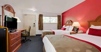 Ramada by Wyndham Cleveland Airport West - Fairview Park
