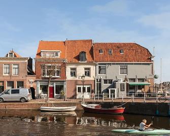 House In Centrum Of Alkmaar, On The Canal System - Alkmaar - Gebäude