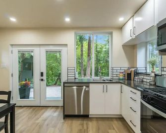 Beautiful place with a great location, free parking, WiFi & large TV. - Federal Way - Cocina