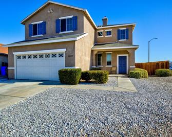 Cozy and Family Friendly Spacious 5 Bedroom Home - Victorville - Budova