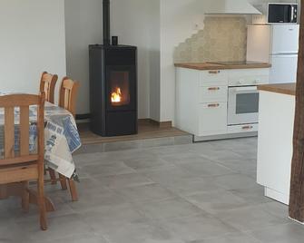 Renovated farmhouse 4 Kms from the beach and the GR34, access to sheep park! - Planguenoual - Comedor