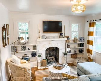 Cozy 2BR Apt w KING in historic dist. 1mi to sq. - Columbia - Вітальня