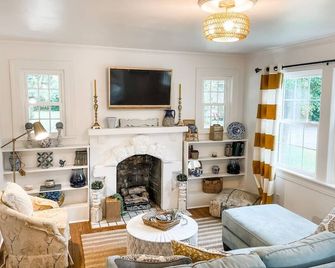 Cozy 2BR Apt w KING in historic dist. 1mi to sq. - Columbia