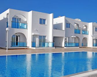 Kaos Hotel Apartments - איה נאפה - בריכה