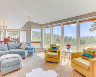 Mountain Views and Hot Tub Airy Forest Escape! - Black Hawk - Living room