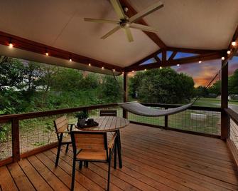 The Nest - Cozy Cottage Near Baylor and Magnolia - Bellmead - Balcony