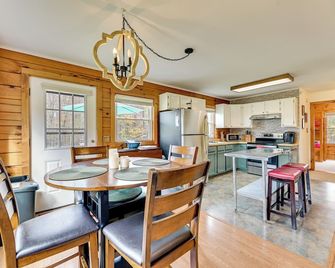 High Peak Heaven Cozy Log Cabin on 1 Acre! - Hensonville - Dining room