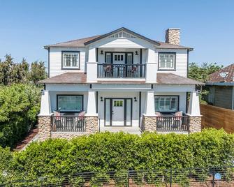Modern Lux Home: 4B/3B Retreat: Close to Downtown! - San Diego - Building