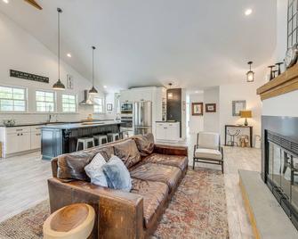 Distinctive Hamptons Home w/ Pool Near Bay, Ocean - Hampton Bays - Sala de estar