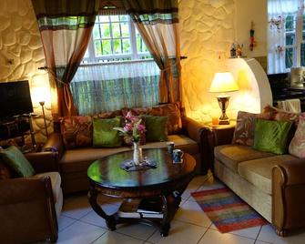 'Pride of Courland' Beachfront Apartments With Pool By The Caribbean Sea - Ap. Mot Mot - Black Rock - Pokój dzienny