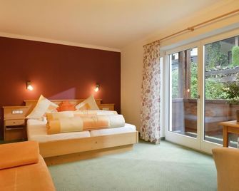 Double room with shower and WC with balcony - Café-Restaurant-Pension Bettina - Ellmau - Habitación