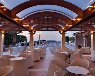 Bella Beach Hotel - הרסוניסוס - מסעדה