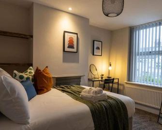 Beautiful 3 Bed House Walking Distance to Stadium With Parking sleeps 6 - Cardiff - Bedroom