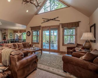 Luxury Lake View House: 15 Acres, Stunning Views, 3 Ponds-Just Opened 6/27-7/2 - Bigfork - Living room
