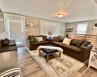 Riverfront House in Harpers Ferry - Harpers Ferry - Living room